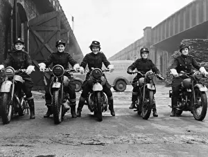 Women In The War Effort Drucke: Women dispatch riders in training, WW2