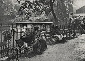 Drucke von Ein Gruppen von Frauen Bettlerinnen schlafen auf Banken im Kirchhof des Christ-Kirches in Spitalfields Ost-London Spitalfields Drucke: Frauen Bettler schlafen in Spitalfields im Osten Londons