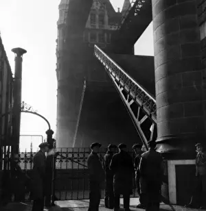 Moody Morning Atmosphere Drucke: Workers by Tower Bridge, c. 1948