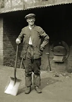 Historical Occupation Images Drucke: Workman with spade