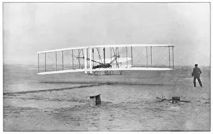 Drucke von Orville Wright wird von seinem Bruder Wilbur beobachtet und wachsam. Er erreicht am Kitty-Hawk in Nordkarolina die erste bewegliche Flugmaschine B Drucke: Wright, 1903 Fotografie