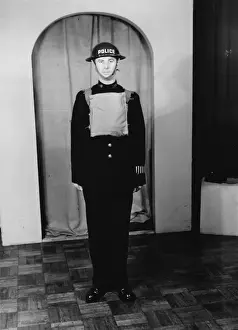 Gas Mask Protection Drucke: WW2 policeman dressed for the Blitz
