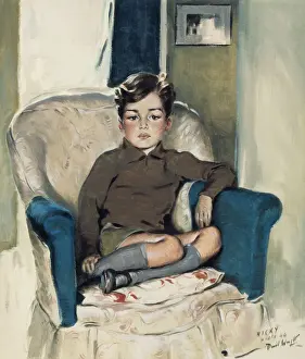 Drucke von Ein junger Junge im Alter von etwa zwölf Jahren sitzt auf einem großen Armstuhl und trägt Shorts und lange graue Kniesocken. Der Künstler ist sein Sohn Nicky. Datum: 1944 Gebrüder Wright Drucke: Junges Junge von David Wright