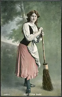 Drucke von Zena Dare Schauspielerin, gekleidet als Cenerdell Zena Drucke: Zena Dare / Briefkarte 1907