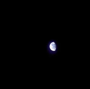 Drucke von Dies ist die Art und Weise wie die Erde aus der Perspektive eines Punktes nahe dem Mond von den Astronauten des Apollo 8 fotografiert wurde Weltraumdrucke: Erde aus Apollon 8