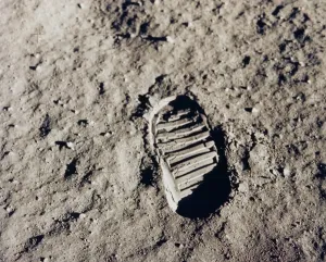 Drucke von Ein Teil der ersten Schritte auf dem Mond ist diese Bildung von Altrins Fußabdruck aus der Mission des Apoll 11. Am 20. Juli 1969 gingen Armstrong und Aldrin auf den Mond zu Weltraumdrucke: Apolo 11 Fußabdruck