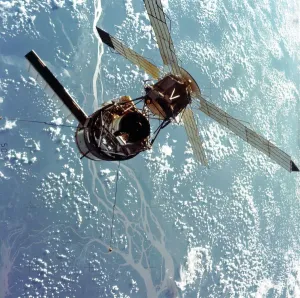 Drucke von Ein Näherbild der Skylab-Raumstation, die gegen den Hintergrund von Erde fotografiert wurde und während Stationhalte-Manöver vor dem Docken gezeigt wird Weltraumdrucke: Skylab 3 Nahebild