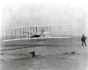 Drucke von On December 17, 1903, at 10:30 am at Kitty Hawk, North Carolina, this airplane arose for a few seconds to make the first powered, heavier-than-air controlled flight in history Erster Weltkrieg Drucke: Die Brüder Orville und Wilbur Wright erlangten den ersten Flug mit einem Luftfahrzeug über der Erde am 17