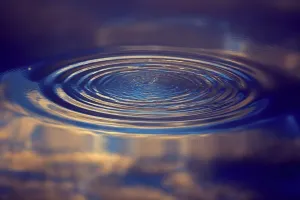 Welle auf Wasser - Mit Spiegelbild von Wolken