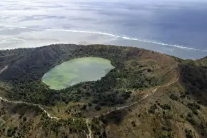 Luftaufnahme eines kleinen Vulkans auf der Insel Mayotte im Komoren-Archipel