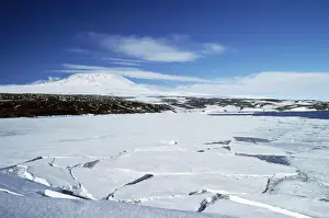 Pack Ice Photography Drucke: Antarctica - pack ice & Mount Erebus, active volcano. Ross Island, Antarctica