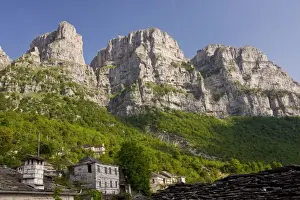 Greek Countryside Landscape Drucke: The dramatic limestone cliffs of Astraka mountain