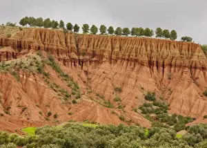Red Rock Formations Africa Drucke: Eroded red mudstone, Imlil valley, The High Atlas (Haut Atlas) mountains, Morocco