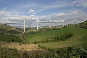 Der Millauer Brückenturm über den Tarn-Tal, Südfrankreich. Bei einer Länge von 336 Metern ist der Kabelstegbrücke Viaduc de Millau die höchste Brückenkonstruktion weltweit und 2,5 Kilometer lang