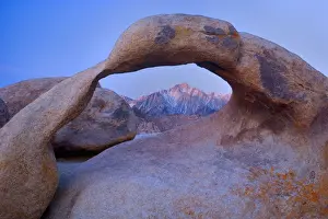 California Rock Formations Drucke: Mobius Arch - alpenglow on Lone Pine
