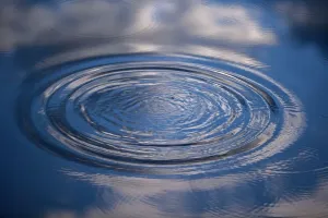 Muster Drucke: Wellen auf Wasser - Mit Spiegelung von Wolken