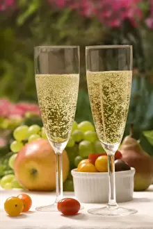 Birthday Party Decorations Drucke: Table - with two glasses of sparkling wine and fruit