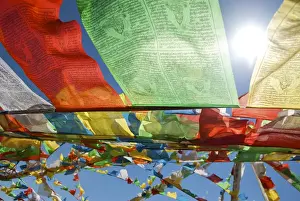 Tibetan Culture Images Drucke: Tibet prayer flags against the sun
