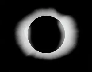 Drucke von ^B1919 Sonnenfinsternis. Bild 3 von 3.^b Diese Reihe von Fotos, die vom britischen Astronomen Arthur Eddington (1882-1944) gemacht wurde, bestätigte Einsteins Theorie der allgemeinen Relativität Weltraumdrucke: Die Sonnenfinsternis von 1919