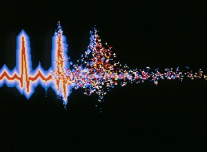 Drucke von Herzversagen: abstraktes Computer-Graphik-Bild, das sich auf ein schwundendes Elektrokardiogramm (ECG)-Schriftzug basiert, ein Verzeichnis der elektrischen Aktivität im Herzen bei jedem Schlag Bilder Datiert 2003 Januar: Abstrakte Computergrafiken eines abklingenden menschlichen Pulses.