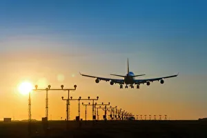 Boeing 747 Drucke: Flugzeug landet am Sonnenuntergang in Kanada