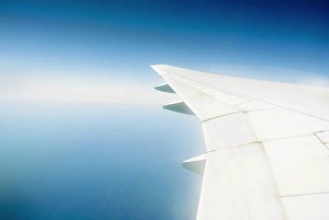 Aeroplane In Flight Drucke: Aeroplane wing