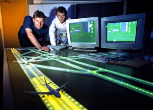Drucke von Lichtsimulation für Flughafenanlagen. Forscher testen ein integriertes Computer-System, das Lichter in einem Modellflughafen betreibt Bilder Datiert 2003 August: Flughafenbeleuchtungssimulation