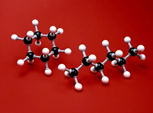 Drucke von Alkane-Moleküle. Molekulmodell von Hexan (C6H14, rechts) und Cyclohexan (C6H12). Kohlenstoffatome schwarz sind und Wasserunlöslichkeit weiße Atome hydrogen sind Bilder Datiert 2003 Dezember: Alkan-Moleküle