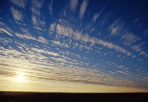 Drucke von Hochostratosfäden. Diese matt gefärbten Wolken können von dünnen Linien (wie hier) bis hin zu einer dichten grauen Mantel reichen Bilder Datiert 2004 Mai: Hoher Stratosphäenwolken