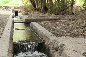 Drucke von Primitivwasserrohre tragen das Wasser vom Brunnen zu den Feldern Fotografiert in Israel Bilder Datiert 2013 März: Alt Wasserleitungkanal