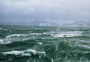 Drucke von Meereswellen im antarktischen Ozean, auf dem Horizont ein Eisberg sichtbar (obere Mitte), fotografiert in Antarkika Bilder Datiert 2004 März: Polarozeanwellen