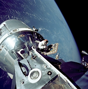 Spacecraft In Orbit Drucke: Apollo 9 docked command module in orbit C014 / 4702