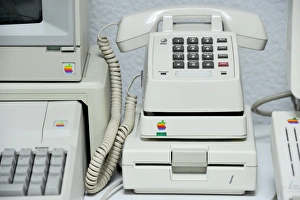 Bilder Datiert 16. April 2013: Apfel-Modem und Computer im Museum C015/6211