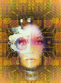 Drucke von MODELL FREIGEBEN. Künstliche Intelligenz. Abstrakte Darstellung eines weiblichen Gesichts, das mit elektronischen und mechanischen Gadgetry über einem Schaltkreis abgebildet ist Bilder Datiert 2004 März: Künstliche Intelligenz: Gesicht und Schaltkreisbrett
