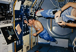 Manned Spaceflight Images Drucke: Astronaut demonstrating weightlessness on shuttle