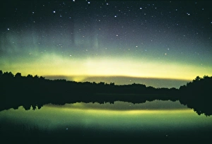 Northern Lights Reflection Drucke: Aurora borealis display reflected upon water