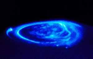 Drucke von Aurorae auf Jupiter. Farbige ultraviolette Hubble Space Telescope-Bild von Aurorae (blauviolettes Licht) am Nordpol des Jupiter Bilder Datiert 2001 Mai: Aurorae auf Jupiter