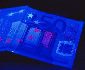 Drucke von Die Sicherheit der Banknoten. Ein Euro-Banknot aus UV-Strahlung wird hervorgehoben und zeigt die Sicherheitsmerkmale, die darauf abzielen, Betrug zu verhindern Bilder Datiert 2004 Juli: Banknotensicherheit