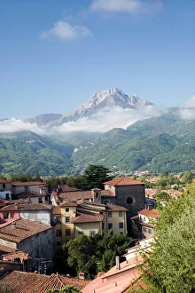 Drucke von Barga: Blick vom mittelalterlichen tuschanischen Ort Barga über den Serchio-Tal in Richtung Gipfel von Pania Secca (1171 m) im Apuaner Alpen, Italien Michelangelo Drucke: Barga, Italien