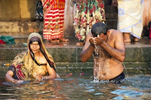 Baden im Ganges C017 / 9990