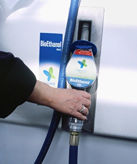 Drucke von Bioethanol-Fuelpumpe. Frauenhand auf einer Bioethanole E85-Fuelpumpe Bilder Datiert 2006 Juni: Biodiesel-Tankstelle