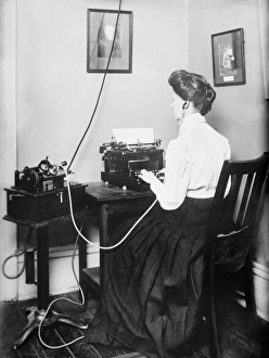 Alexander Graham Bell Invention Drucke: Blind stenographer using dictaphone, 1911 C017 / 7865