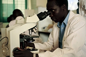 Drucke von Blutanalyse mit Hilfe eines Lichtmikroskops zur Untersuchung einer Blutproben und Diagnose von Blutauffälligkeiten wie Malaria, Fotografien der Region Gulu in Uganda gemacht wurden Bilder Datiert 2007 März: Blutanalysen