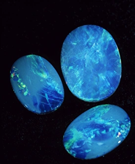 Drucke von Blauer Saphirstein. Dieses Mineral ist eine Form von hydrometrischem Silicatoxid (Siliziumoxide SiO2). Es wird nach dem indischen Wort für wertvolles Stein namens 'Saphir' Bilder Datiert 2004 Juli: Blauopalgesteine