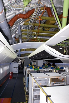 Drucke von Der Boeing 747-8-Innenraum zeigt Flugforschungsgeräte. Luftaufsauger und andere Rohre können im Dachbereich über dem Cockpit gesehen werden. Aufgenommen bei der Pariser Luftfahrtausstellung 2011 Bilder Datiert 2012 März: Boeing 747-8-Innenausstattung