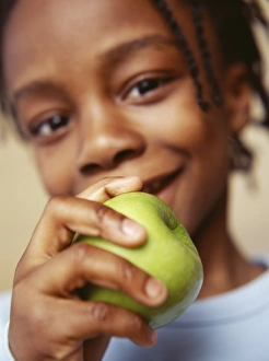 Low Fat Snacks Drucke: Boy eating apple