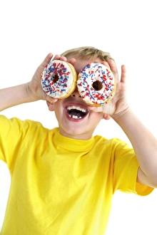 Bilder Datiert 2. Januar 2007: Junge spielt mit Donuts
