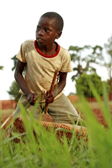 Bilder Datiert 30. April 2007: Junge spielt eine Trommel in Uganda