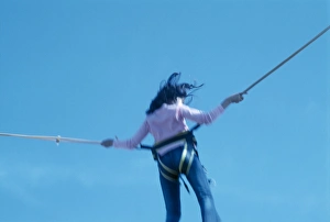 Drucke von Bungeejumping. Mädchen mit zwei Seilen befestigt, springt im Luftraum hin und her Bilder Datiert 2003 November: Bungeespringen