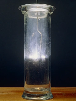 Drucke von Sauerstoffgas mit Brennkalzium verbrannt wird. Kalzium brennt mit einer intensiven weißen Flamme, die am Rande rot ist und sich schließlich zu Calciumoxid umwandelt Bilder Datiert 2004 Juli: Verbrennung des Kalziums